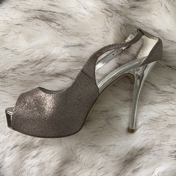 GUESS PEEP TOE GLITTER AND SILVER HEELS…SIZE 7.5 - Picture 3 of 7